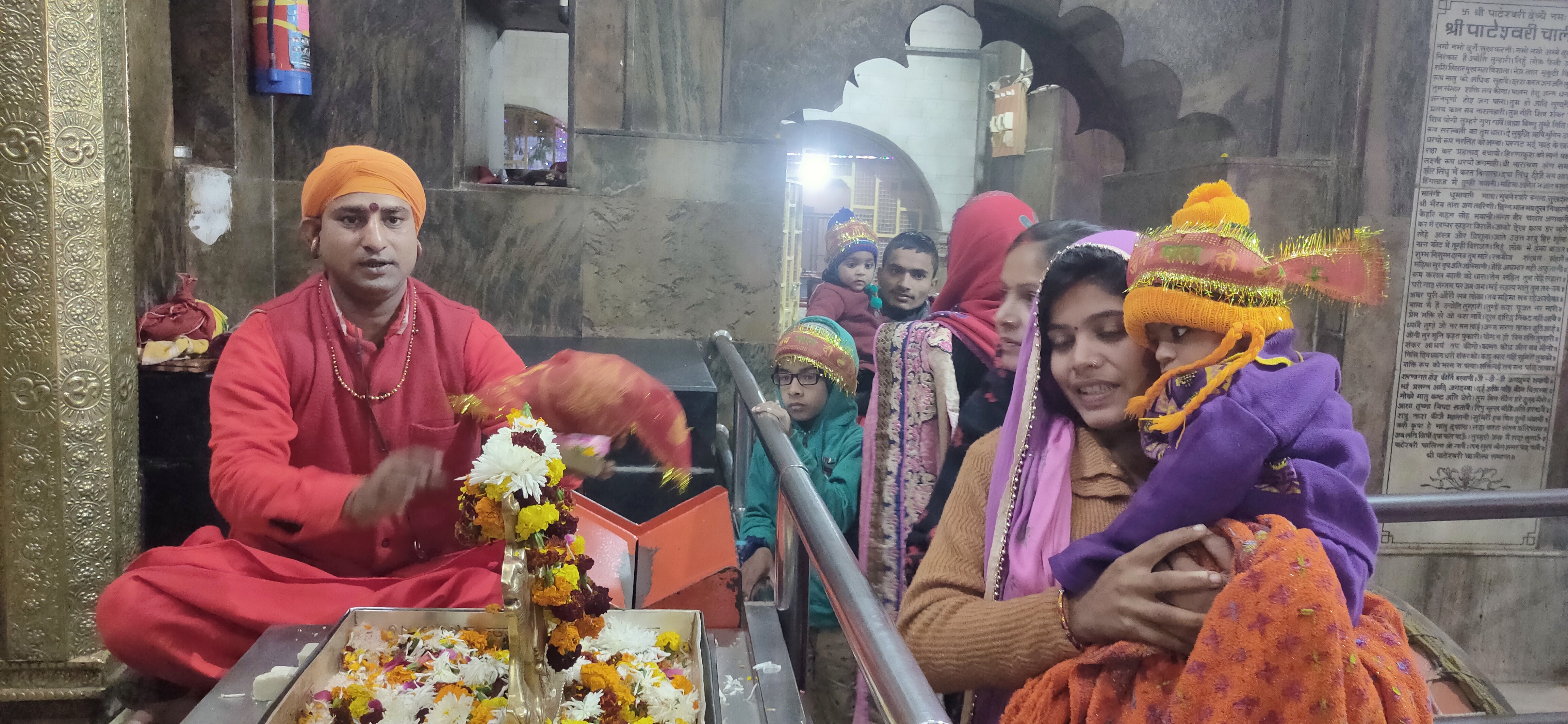 देवीपाटन मंदिर में सुबह से ही लगा श्रद्धालुओं का तांता