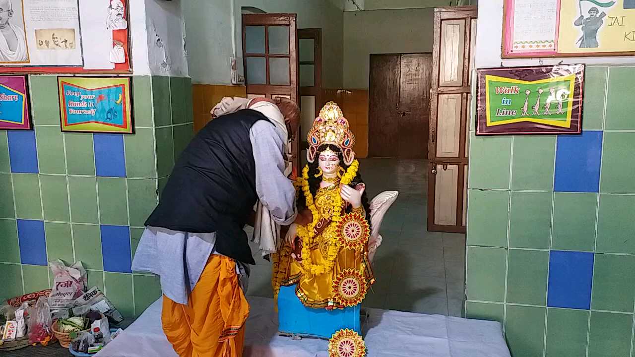 प्रयागराज में हुई सरस्वती पूजा.