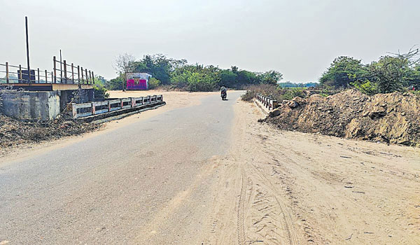 vehicles-are-rushing-into-bridges-at-irrigation-canals-in-telangana-due-to-lack-of-proper-safety-arrangements