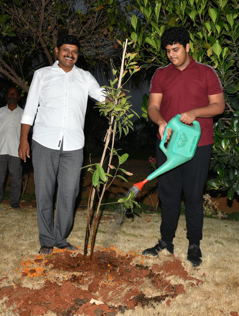 himanshu planted saplings