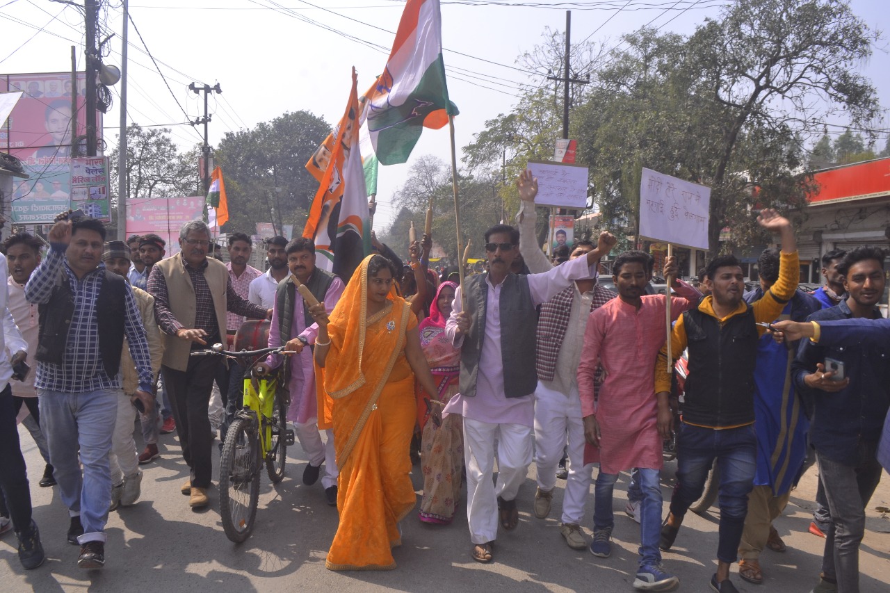 अम्बेडकर नगर में महंगाई के विरोध में सड़क पर उतरे कांग्रेसी.