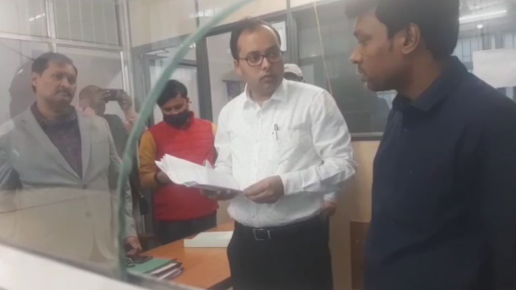 DM conducts surprise inspection in Samastipur