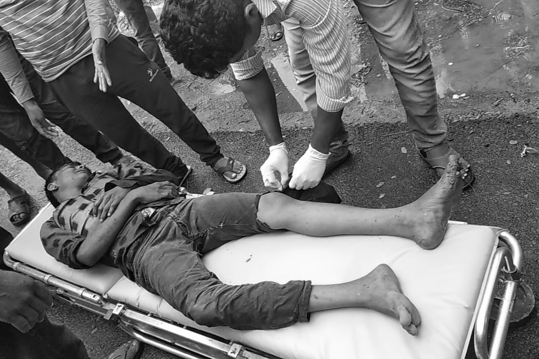 two injured in accident occured at nadendla in guntur district