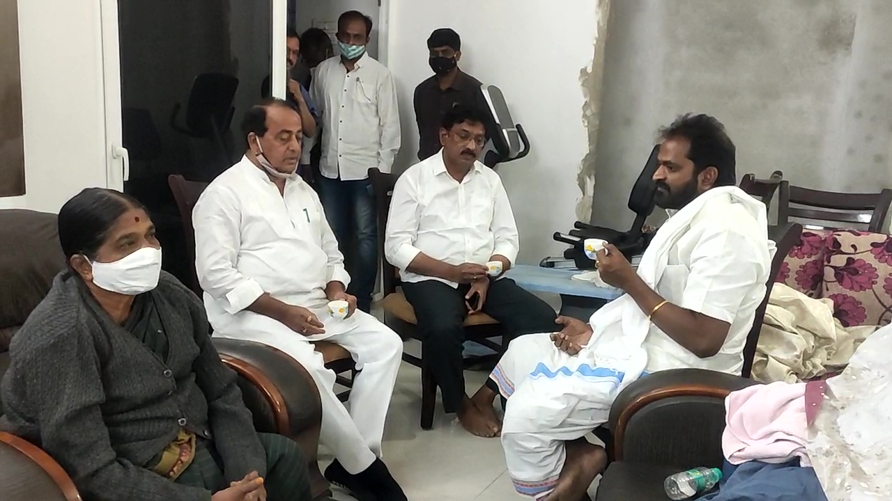 vips met with minister srinivas goud in mahabubnagar