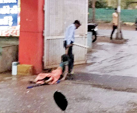 Guard drags woman out of hospital in Madhya Pradesh