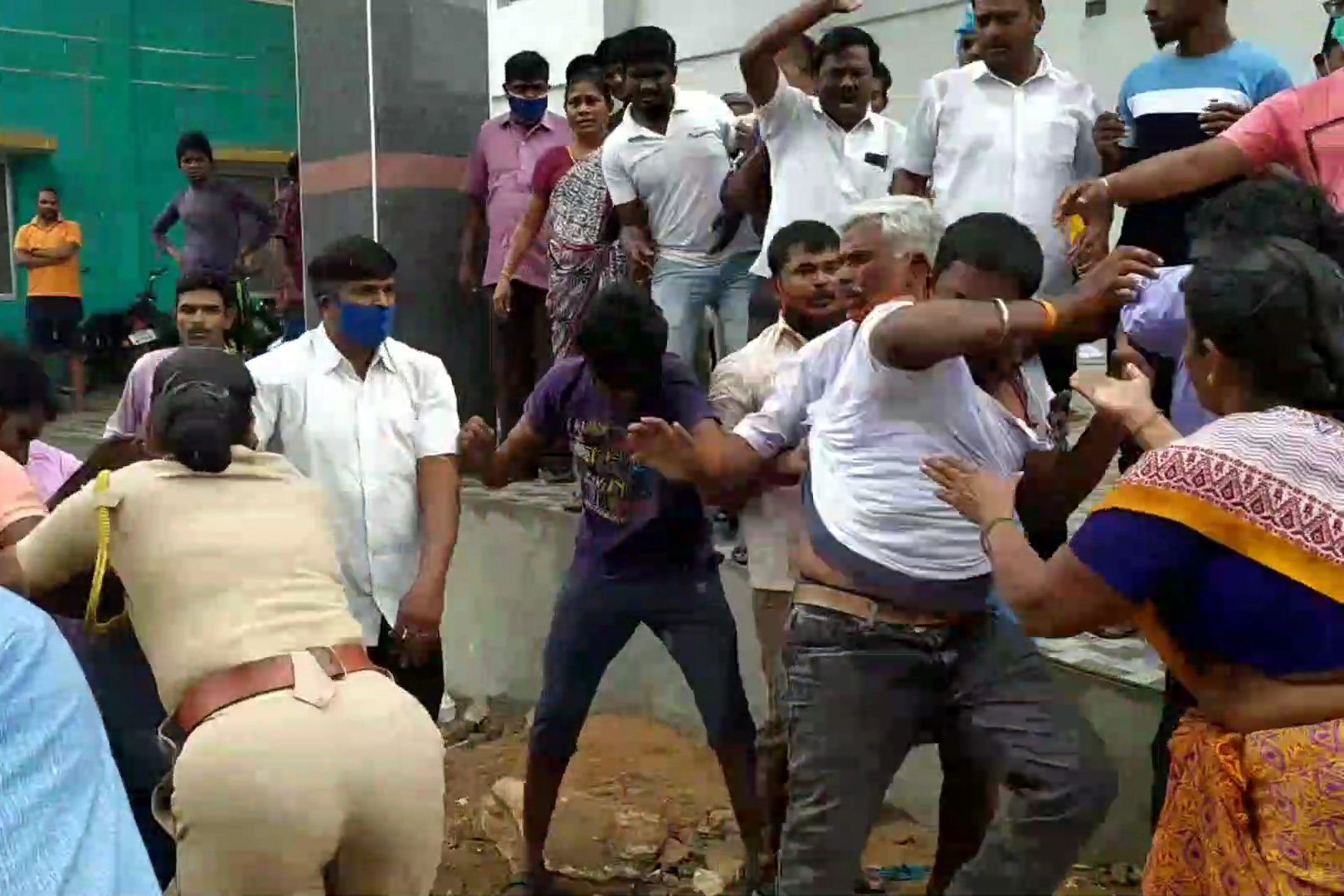 வன்முறையில் ஈடுபட்ட பெண் வீட்டார்.
