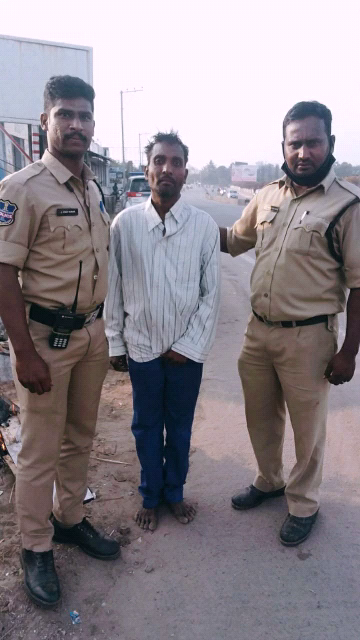 the-police-rescued-the-man-who-had-been-in-drainage-in-all-night-in-bowenpally