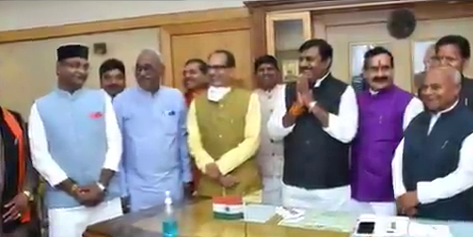 girish-gautam-congratulated-in-madhya-pradesh-assembly-while-rameshwar-sharma-farewell