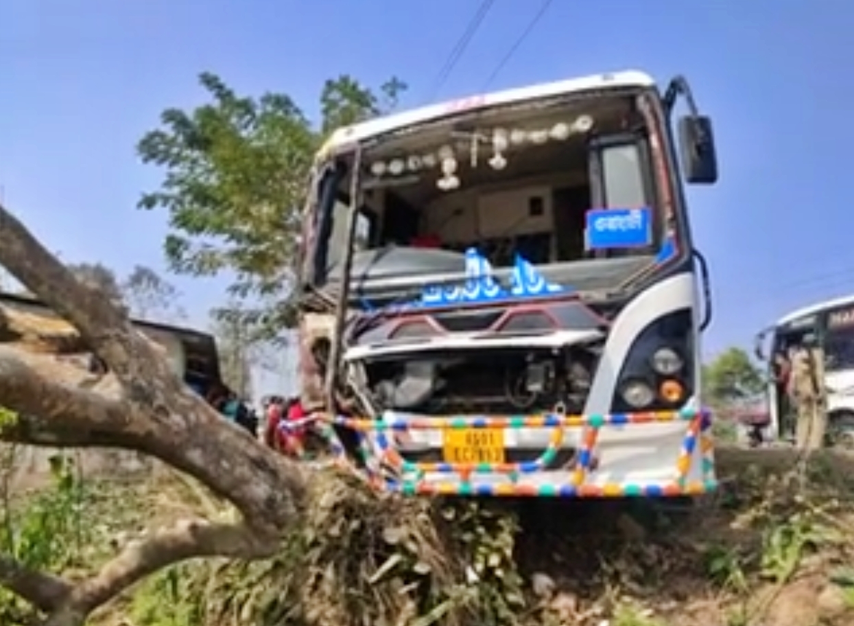 বকোৰ 17 নং ৰাষ্ট্ৰীয় ঘাইপথত দুৰ্ঘটনাগ্ৰস্ত যাত্ৰীবাহী বাছ