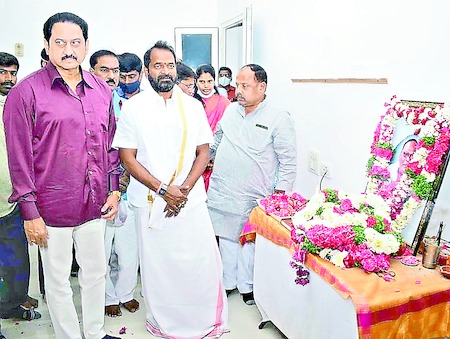 Many dignitaries mourned the death of Tourism Minister Srinivas Gowda's father Narayana Goud.