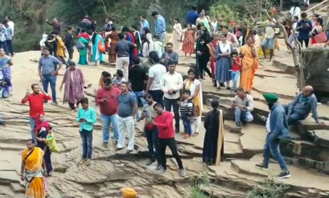 bastar Collector gave instructions to authorities on increasing accidents in waterfall