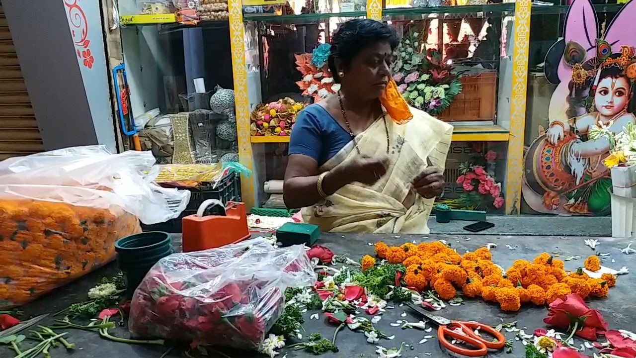 फुल व्यावसायिकांचा धंदा चौपट