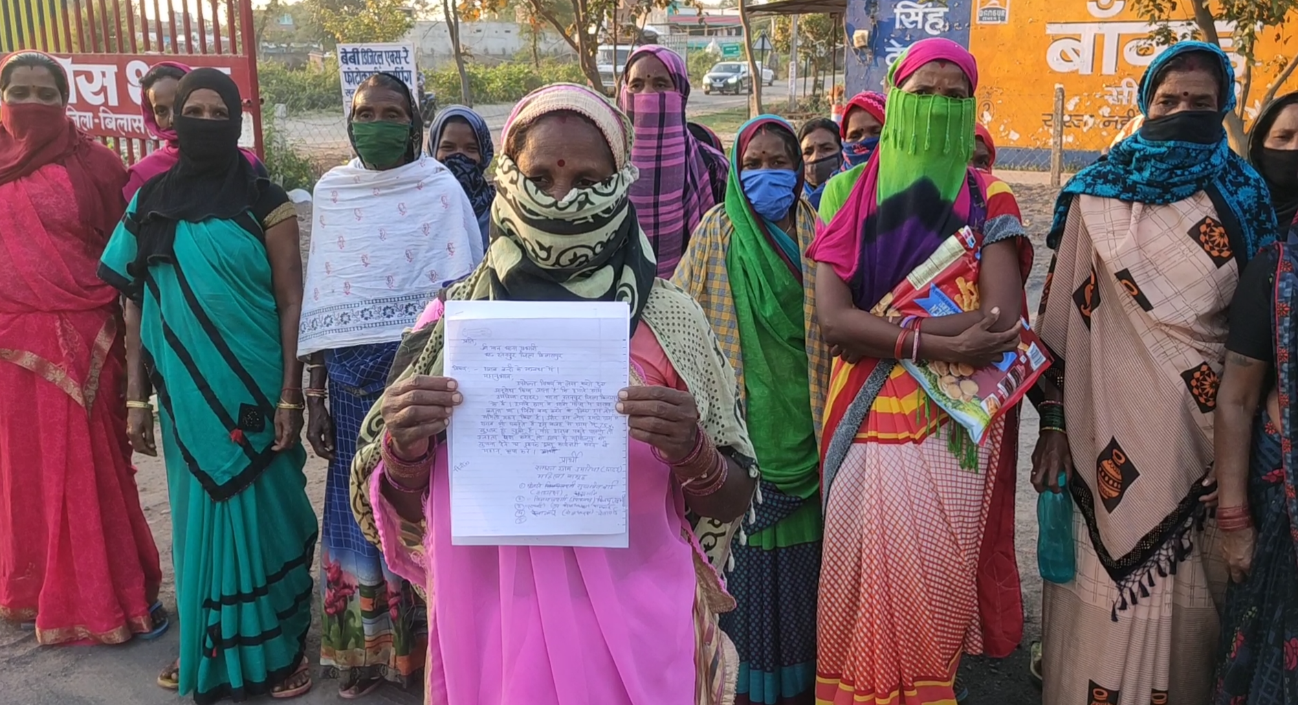 Women reached the police station complaining about illegal liquor sale in bilaspur