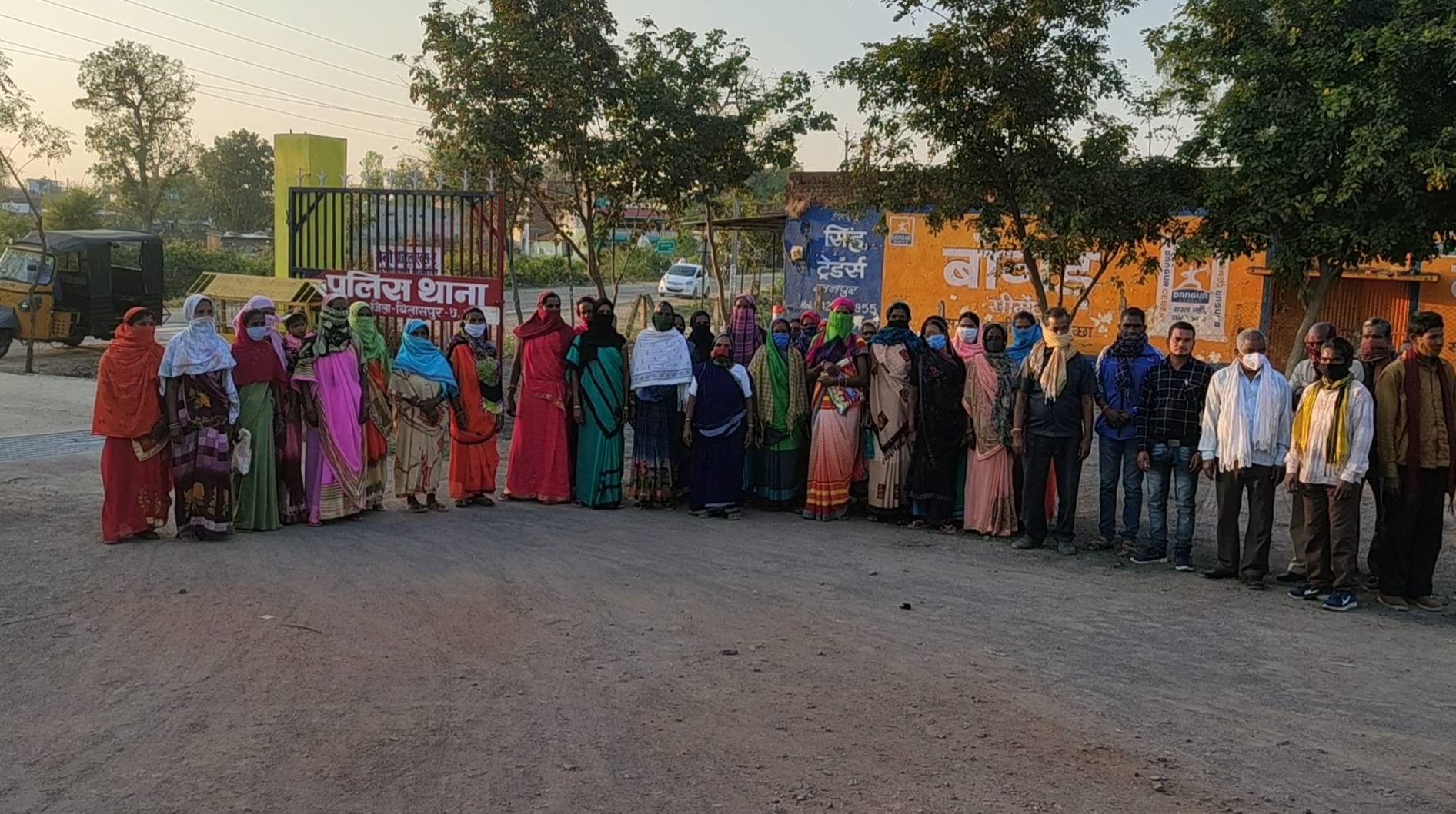 Women reached the police station complaining about illegal liquor sale in bilaspur