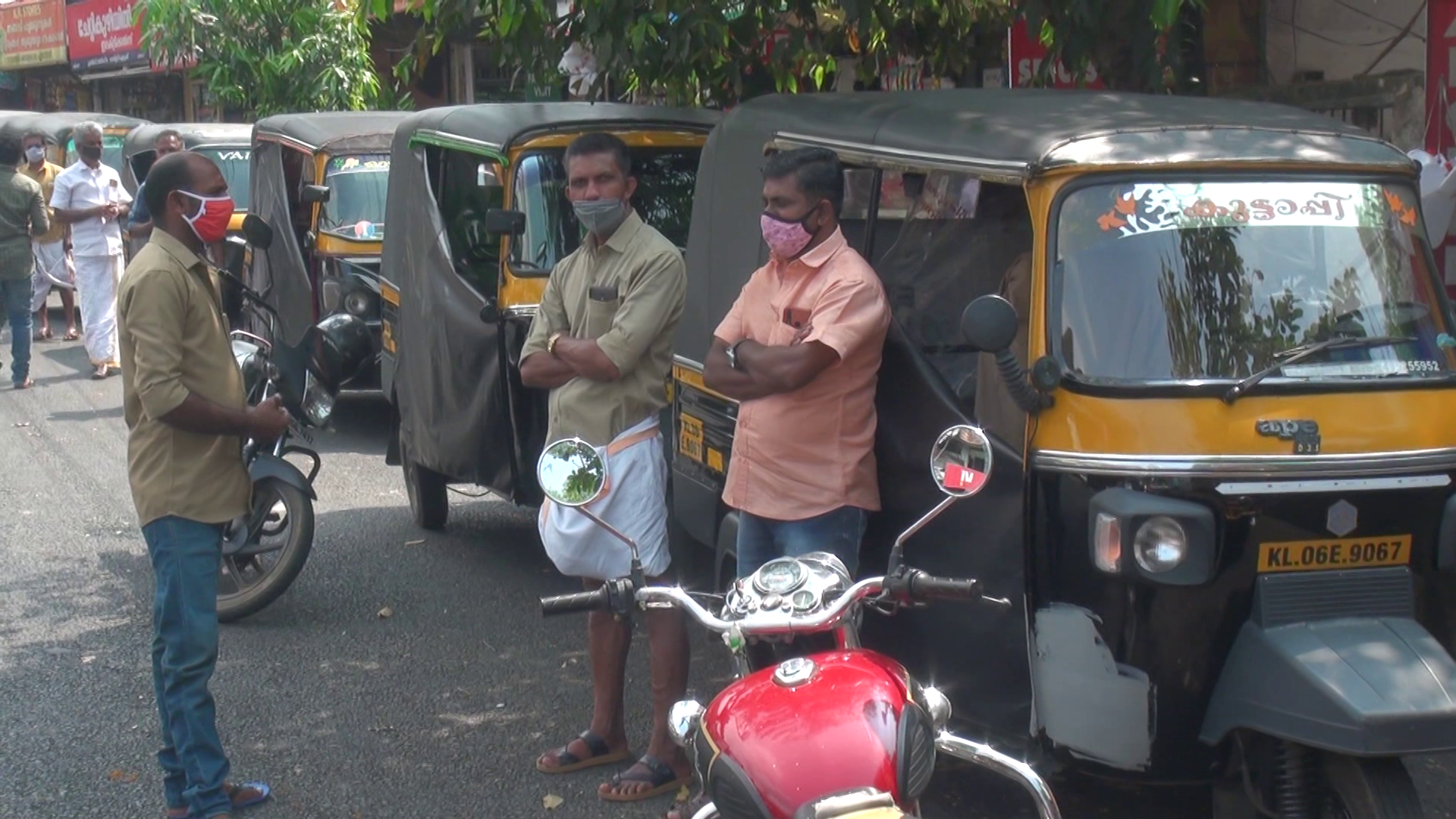 Fuel price hike; Autorickshaw workers are struggling  Fuel price hike  Autoricksha workers are struggling  Autoricksha  struggling  workers are struggling  ഇന്ധനവിലവര്‍ധനവ്; നട്ടം തിരിഞ്ഞ് ഓട്ടോറിക്ഷാ തൊഴിലാളികള്‍  ഇന്ധനവിലവര്‍ധനവ്  നട്ടം തിരിഞ്ഞ് ഓട്ടോറിക്ഷാ തൊഴിലാളികള്‍  ഓട്ടോറിക്ഷാ തൊഴിലാളികള്‍