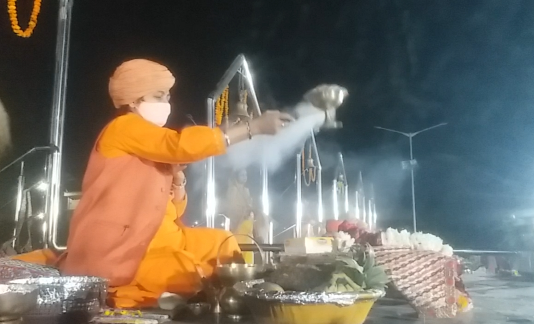 maha aarti of gomti river performerd on magha purnima