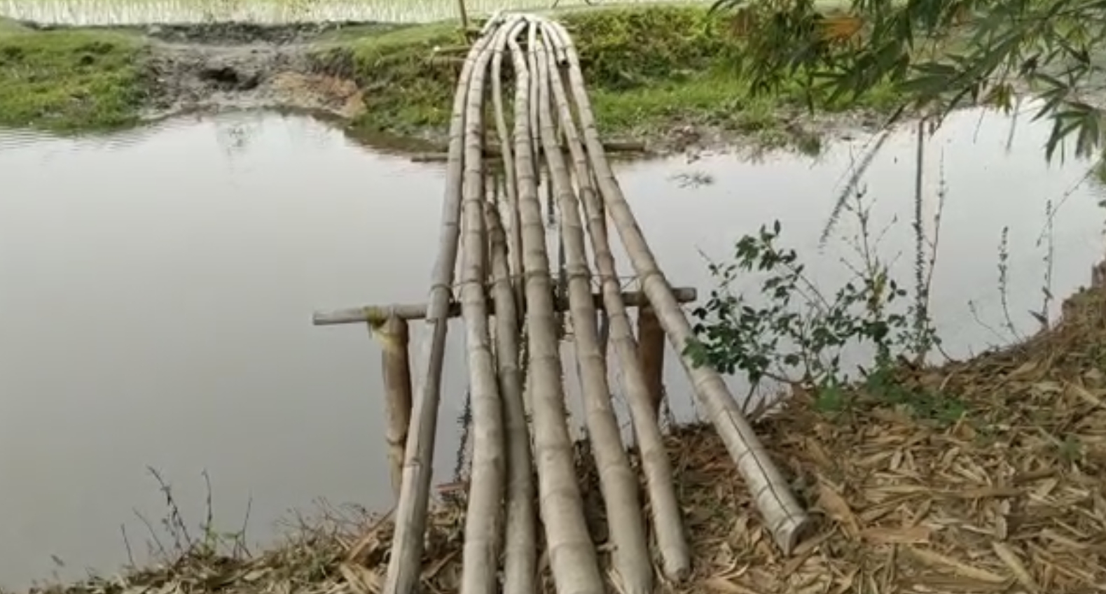 উন্নয়নৰ মুখ নেদেখা এখন গাঁও !