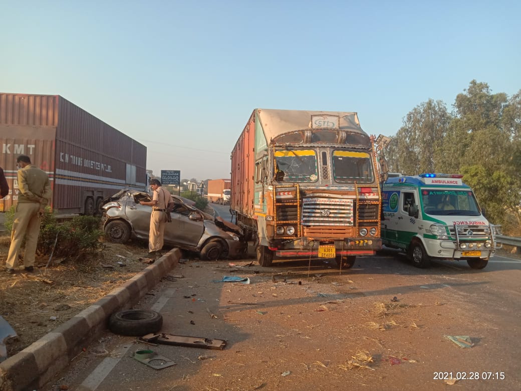 3 died in road accident at shadnagar