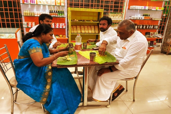 Union Home Minister Amit Shah and MoS G Kishan Reddy had a meal at a roadside restaurant  Union Home Minister Amit Shah  MoS G Kishan Reddy  Amit Shah a meal at a roadside restaurant  மத்திய உள்துறை அமைச்சர் அமித் ஷா  சாலையோர உணவகத்தில் உணவு உண்ட அமித் ஷா  அமித் ஷா விழுப்புரத்தில் தேர்தல் பரப்புரை  Amit Shah campaigning in Viluppuram