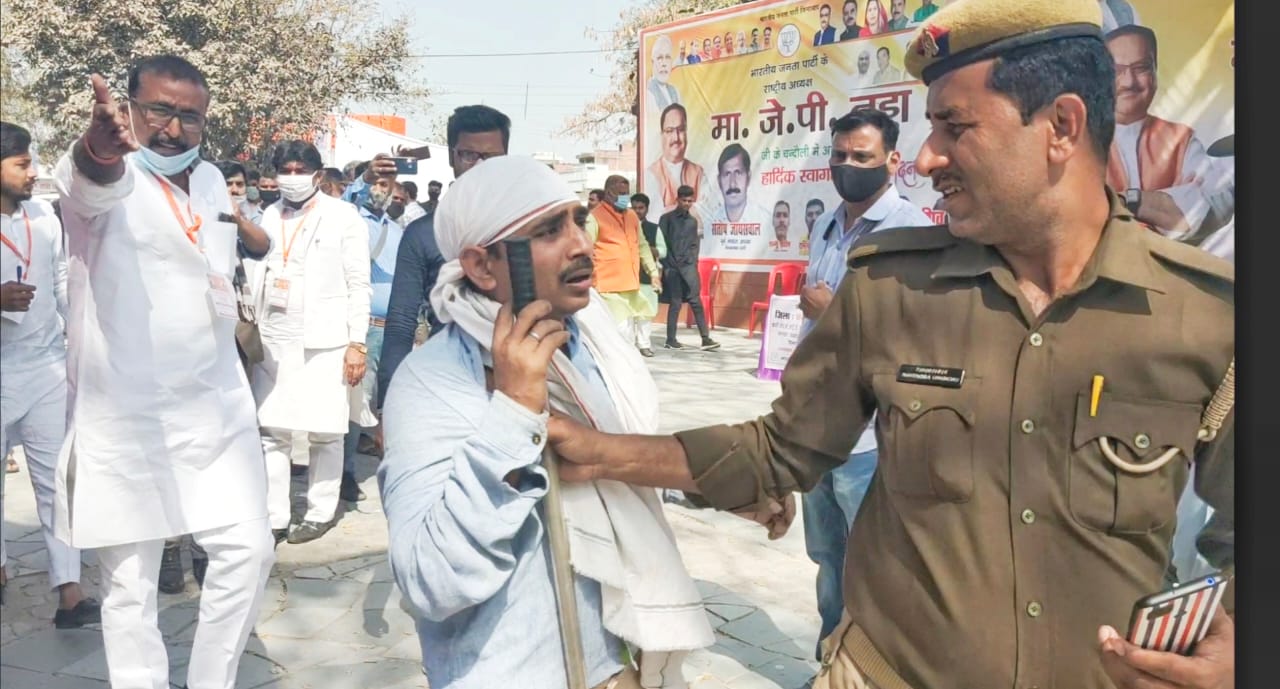 सुरक्षा घेरा तोड़कर जेपी नड्डा के करीब पहुंचा युवक.