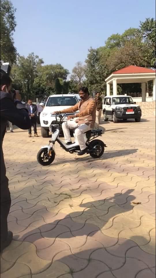 young-scientist-kamadev-built-a-battery-powered-motorcycle-in-seraikela