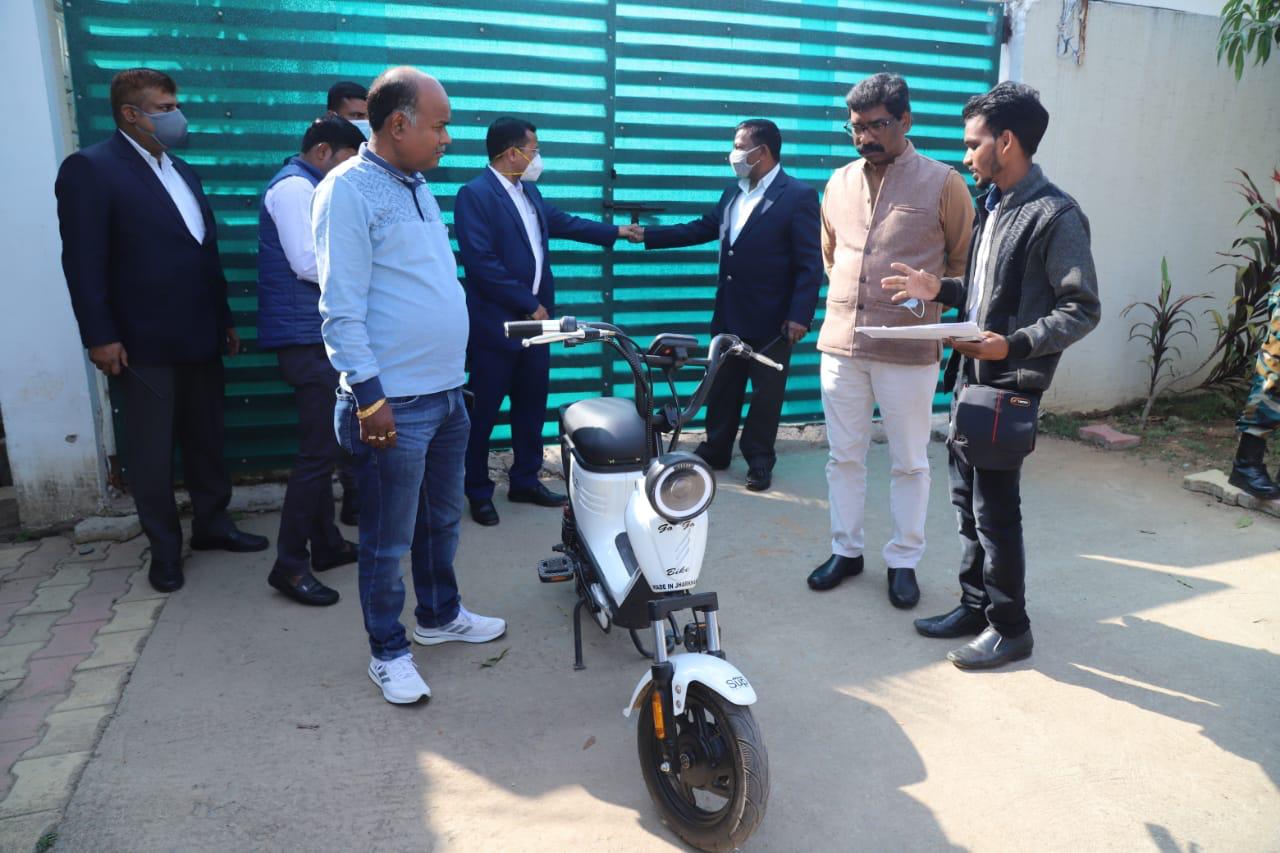 young-scientist-kamadev-built-a-battery-powered-motorcycle-in-seraikela