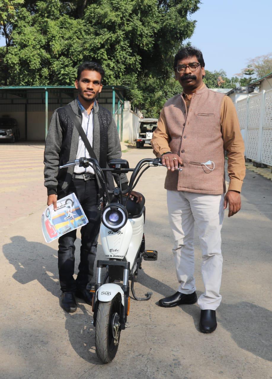 young-scientist-kamadev-built-a-battery-powered-motorcycle-in-seraikela