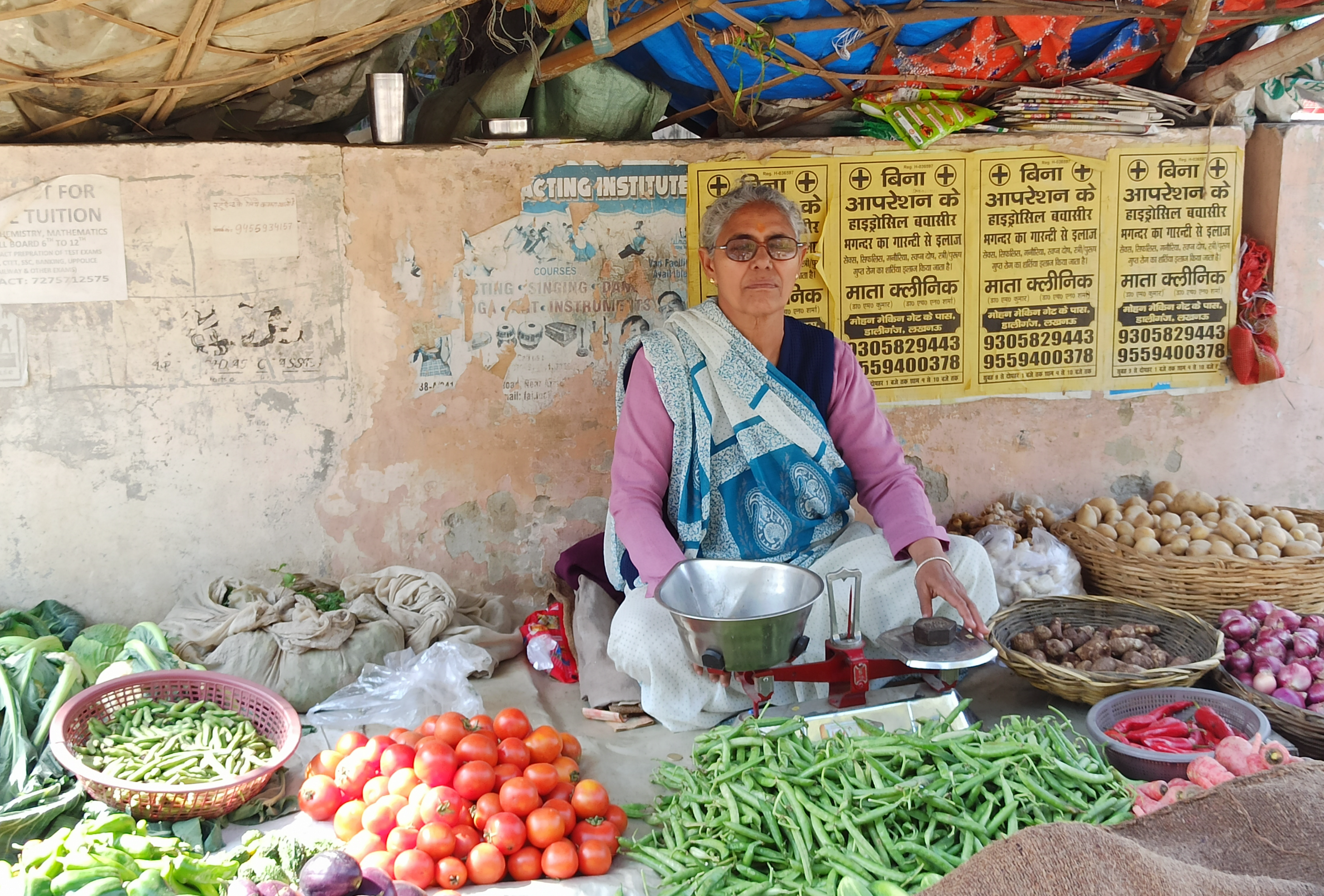 सब्जियां बेच रहीं कुंवर.