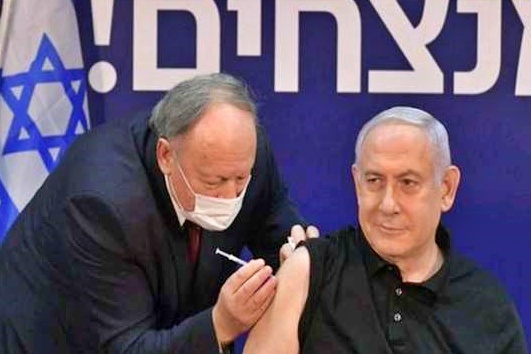 कोरोना टीका लगवाते हुए इजराइल के प्रधानमंत्री बेंजामिन नेतन्याहू.