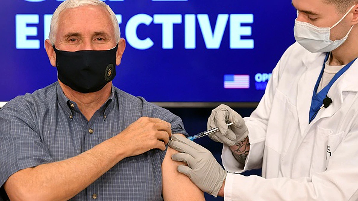 अमेरिका के पूर्व उपराष्ट्रपति माइक पेंस कोरोना टीका लगवाते हुए.