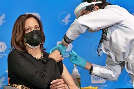 कोरोना टीका लगवाती हुई अमेरिका की उपराष्ट्रपति कमला हैरिस
