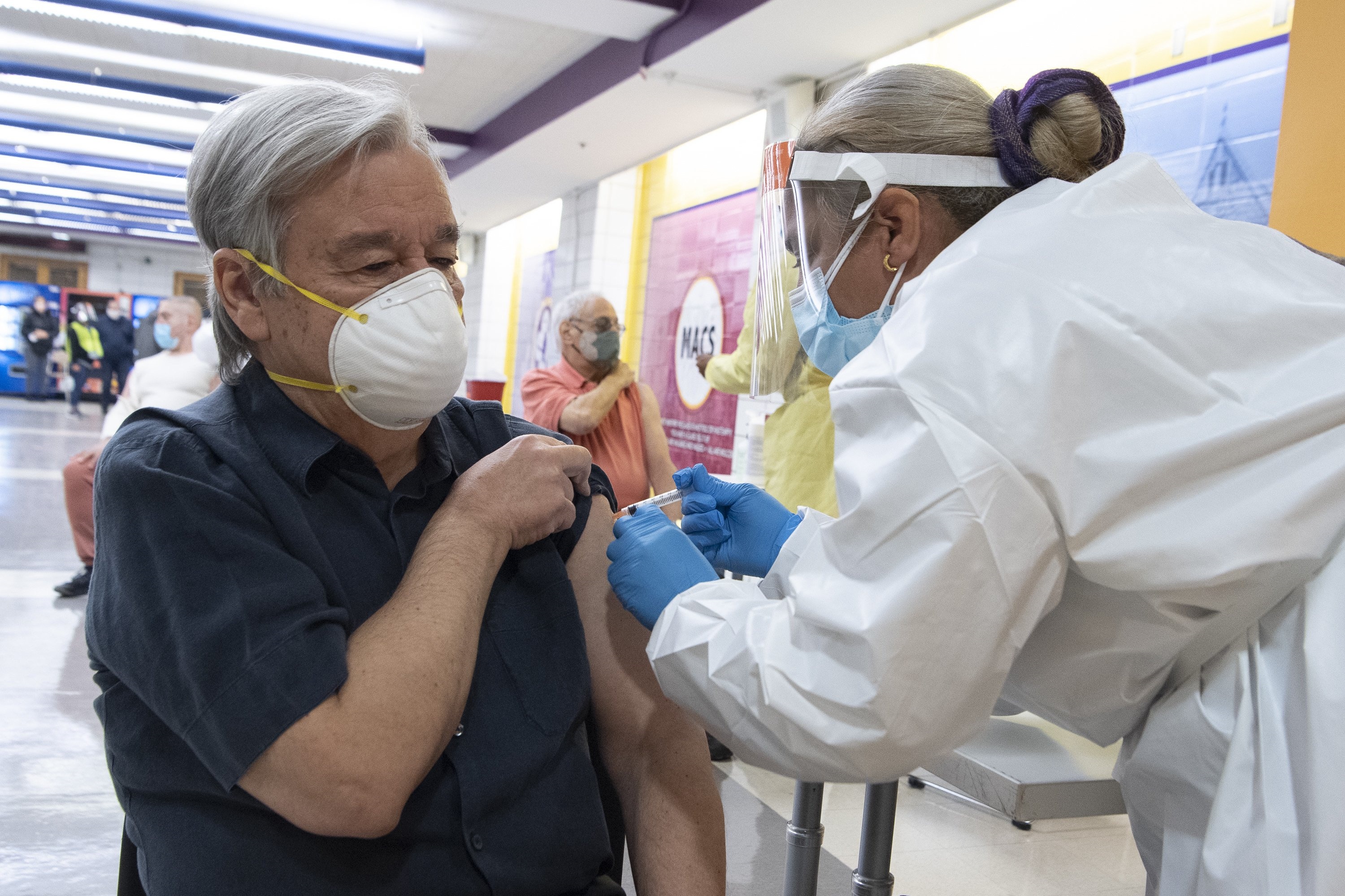 संयुक्त राष्ट्र के महासचिव एंटोनियो गुतारेस कोरोना टीका लगवाते हुए.