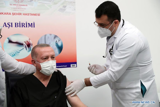 तुर्की के राष्ट्रपति तैयप एर्दोआन कोरोना टीका लगवाते हुए.