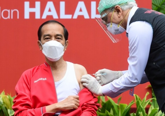 इंडोनेशिया के राष्ट्रपति जोको विडोडो कोरोना टीका लगवाते हुए.