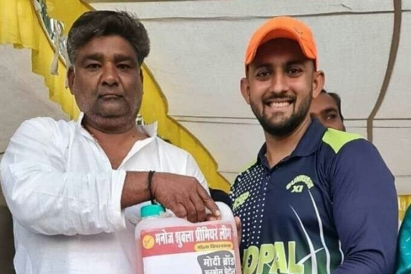 man-of-the-match-gets-5-litres-of-petrol-as-award-in-cricket-tournament-in-bhopal-photo-goes-viral