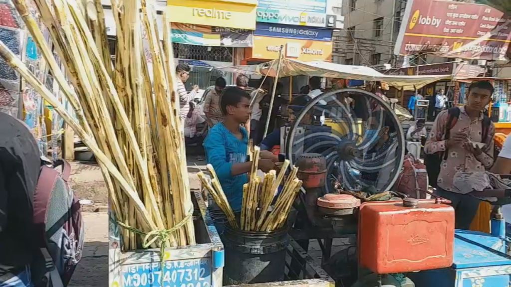 फलों के जूस की दुकानें सजी