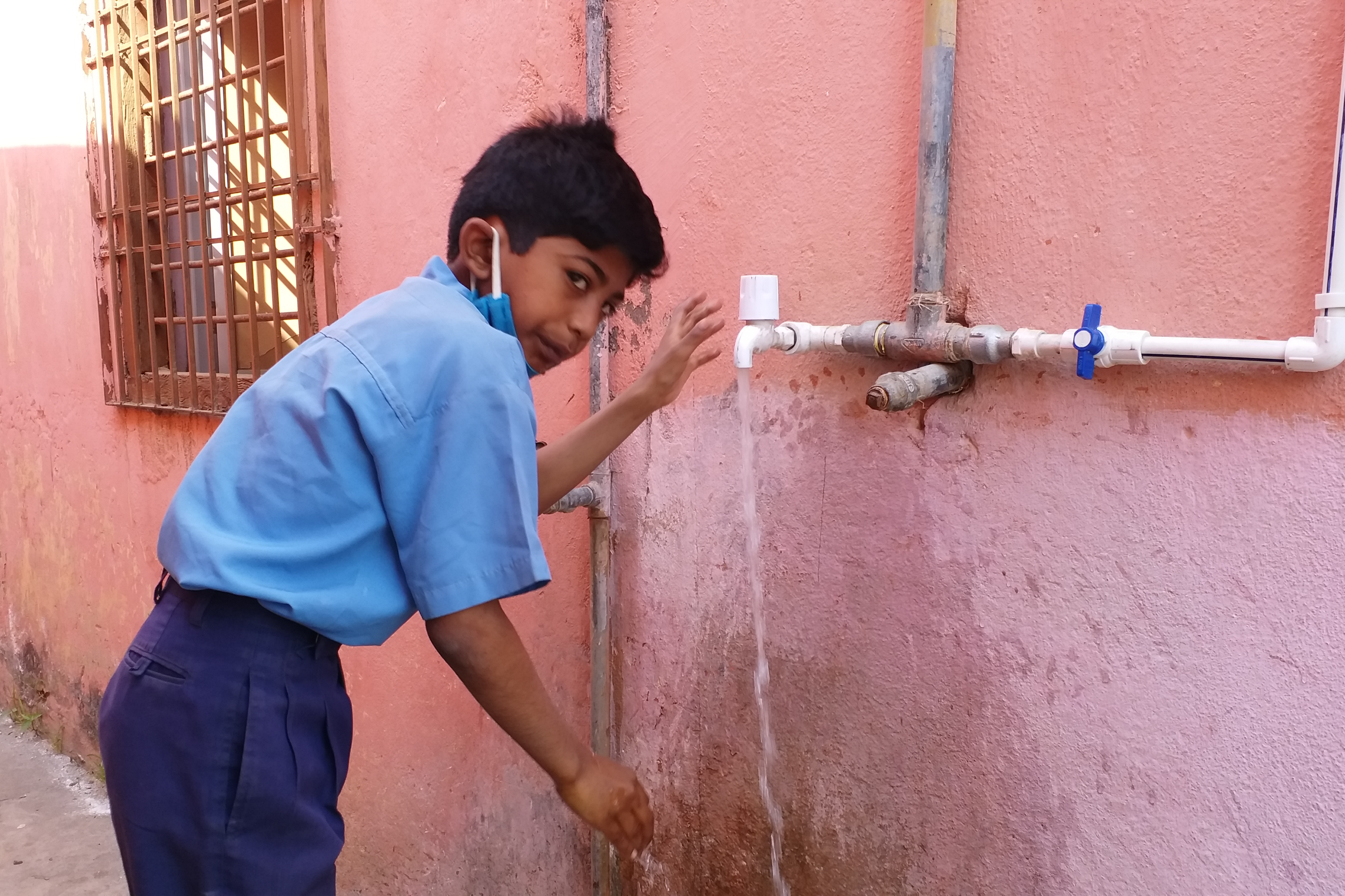 students drink dirty water in bihar