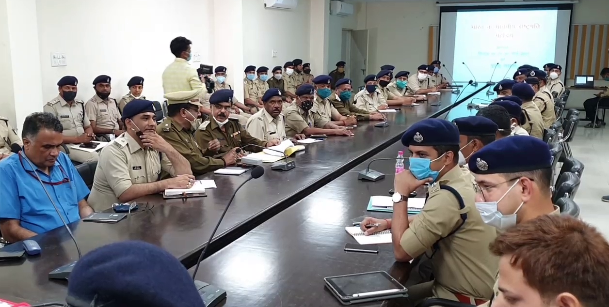 IG holds meeting with police officers