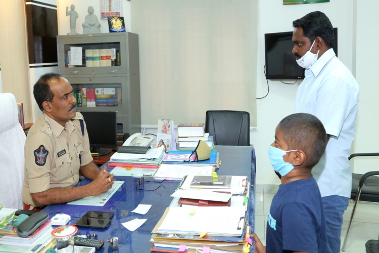 A boy suffering from cancer.. fulfilled his dream by sitting in SP's chair