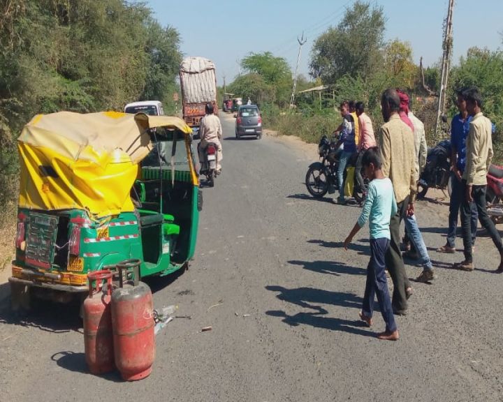 બહુચરાજીમાં રિક્ષાનું અચાનક જ ટાયર ફાટ્યું