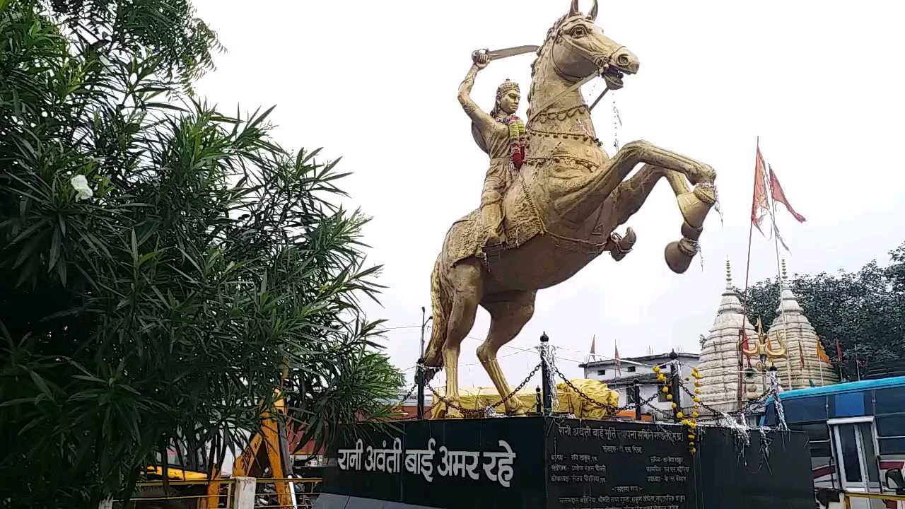 Statue of queen avantibai