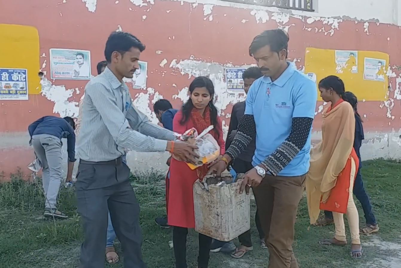 गंगा घाट की साफ-सफाई करती रमा तिवारी की टीम.