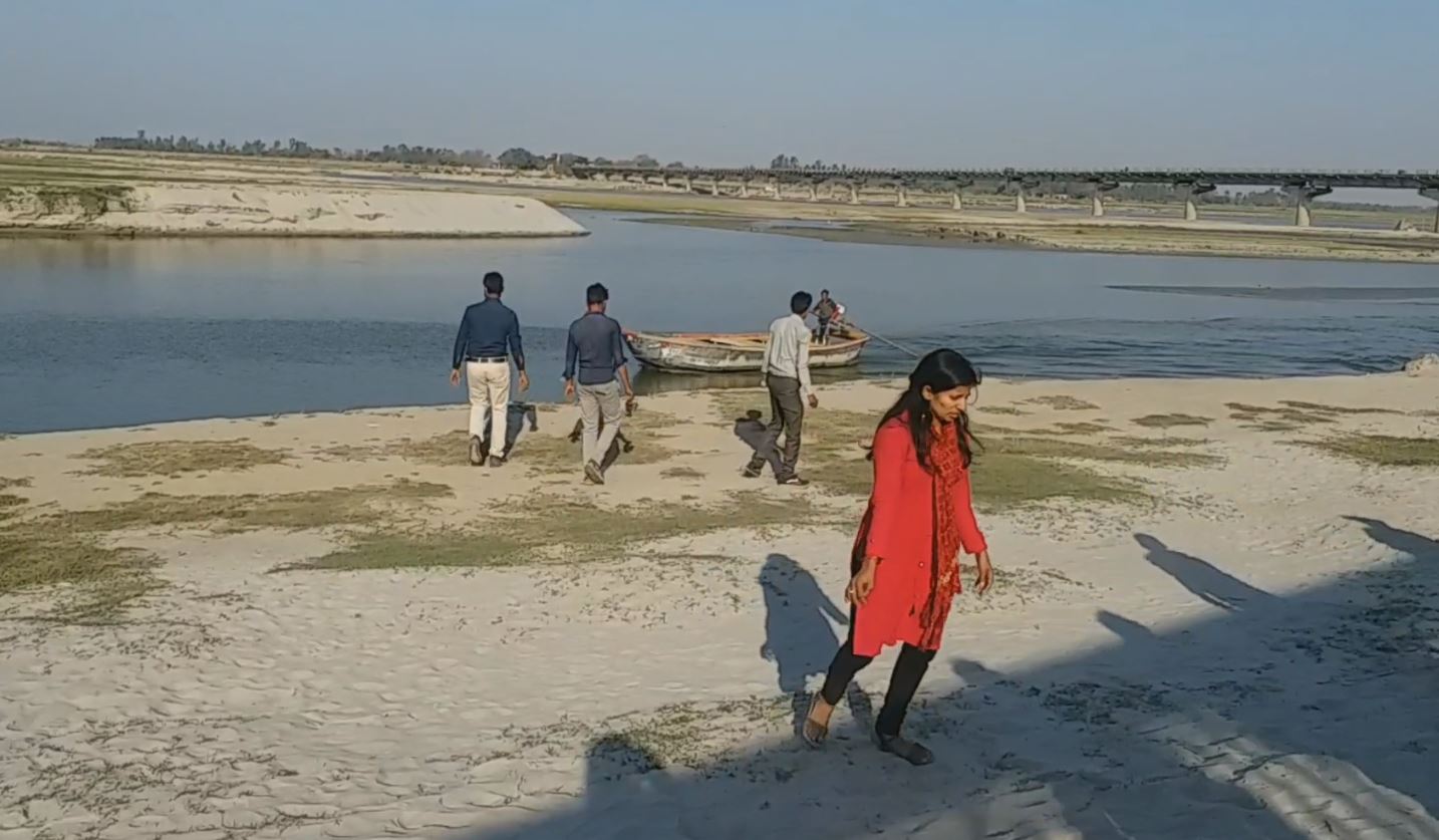 गंगा घाट की सफाई करती रमा तिवारी.