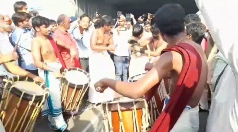 Kerala farmers presenting cultural programs