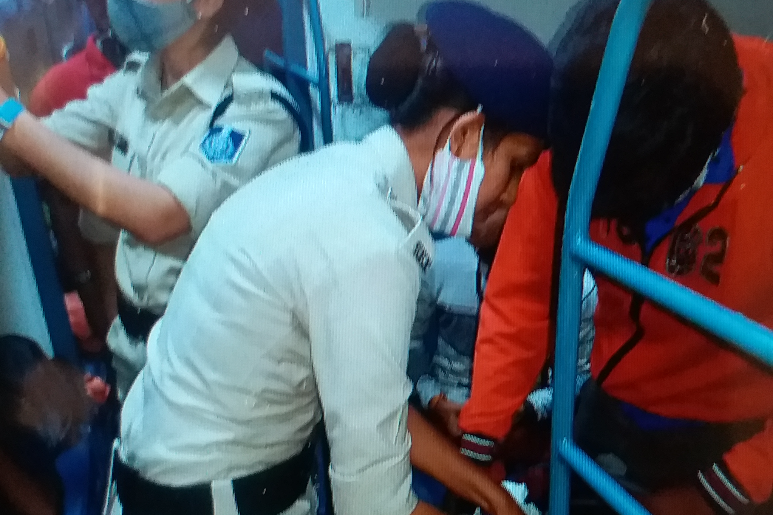 Female policemen checked in the train