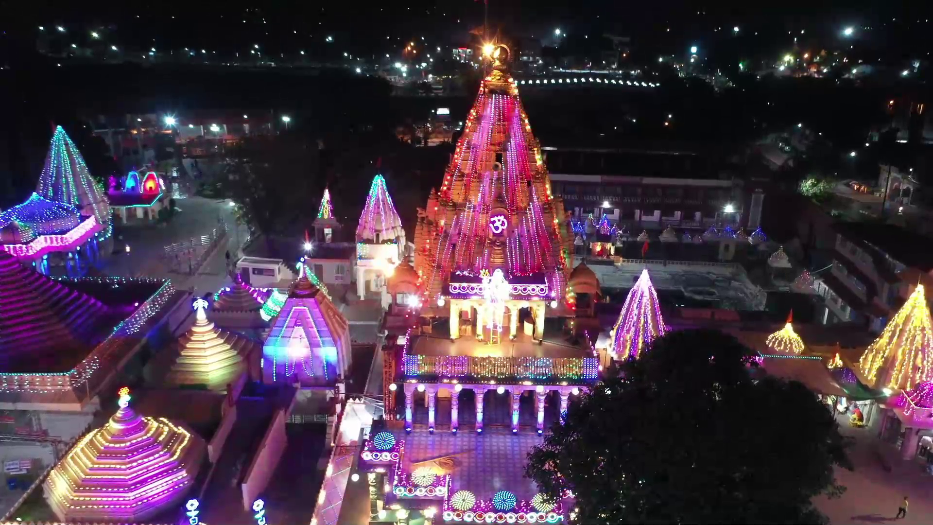 रंगारंग लाइटों से सजा महाकाल मंदिर
