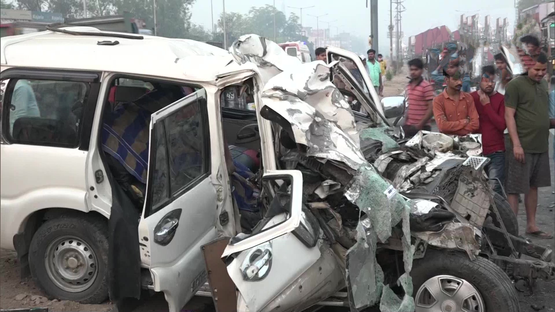 eight people died in agra road accident