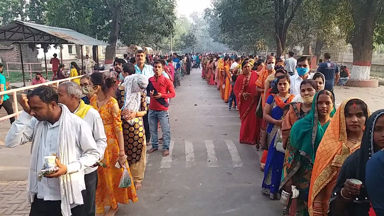 बीएचयू स्थित विश्वनाथ मंदिर में भक्तों का लगा ताता