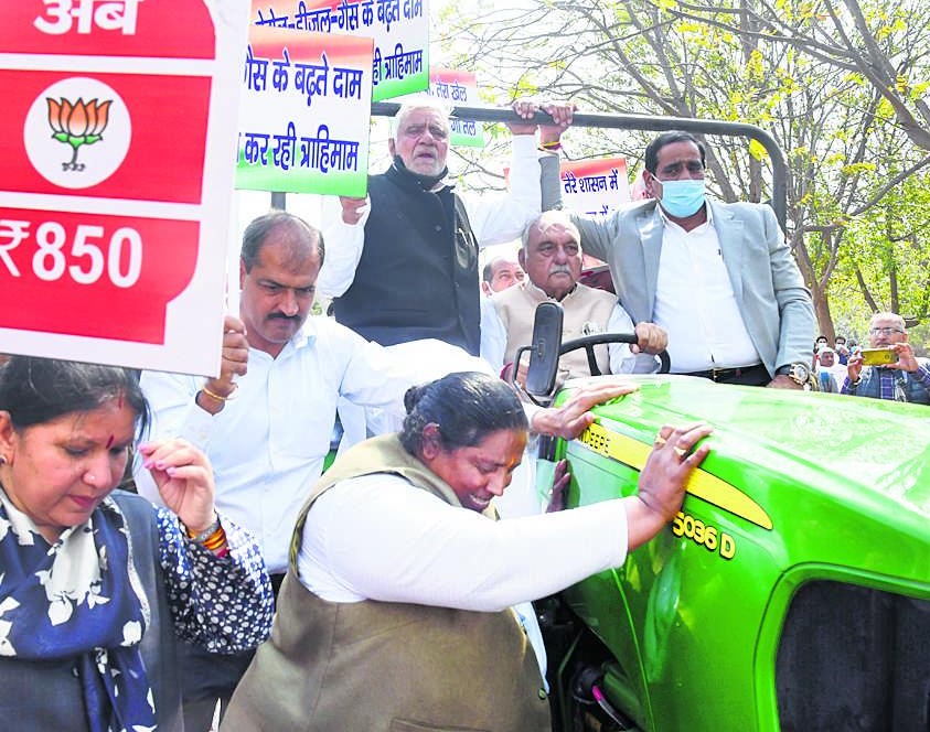 BS Hooda was seen sitting on a tractor that was being pulled by ropes, by women MLAs.