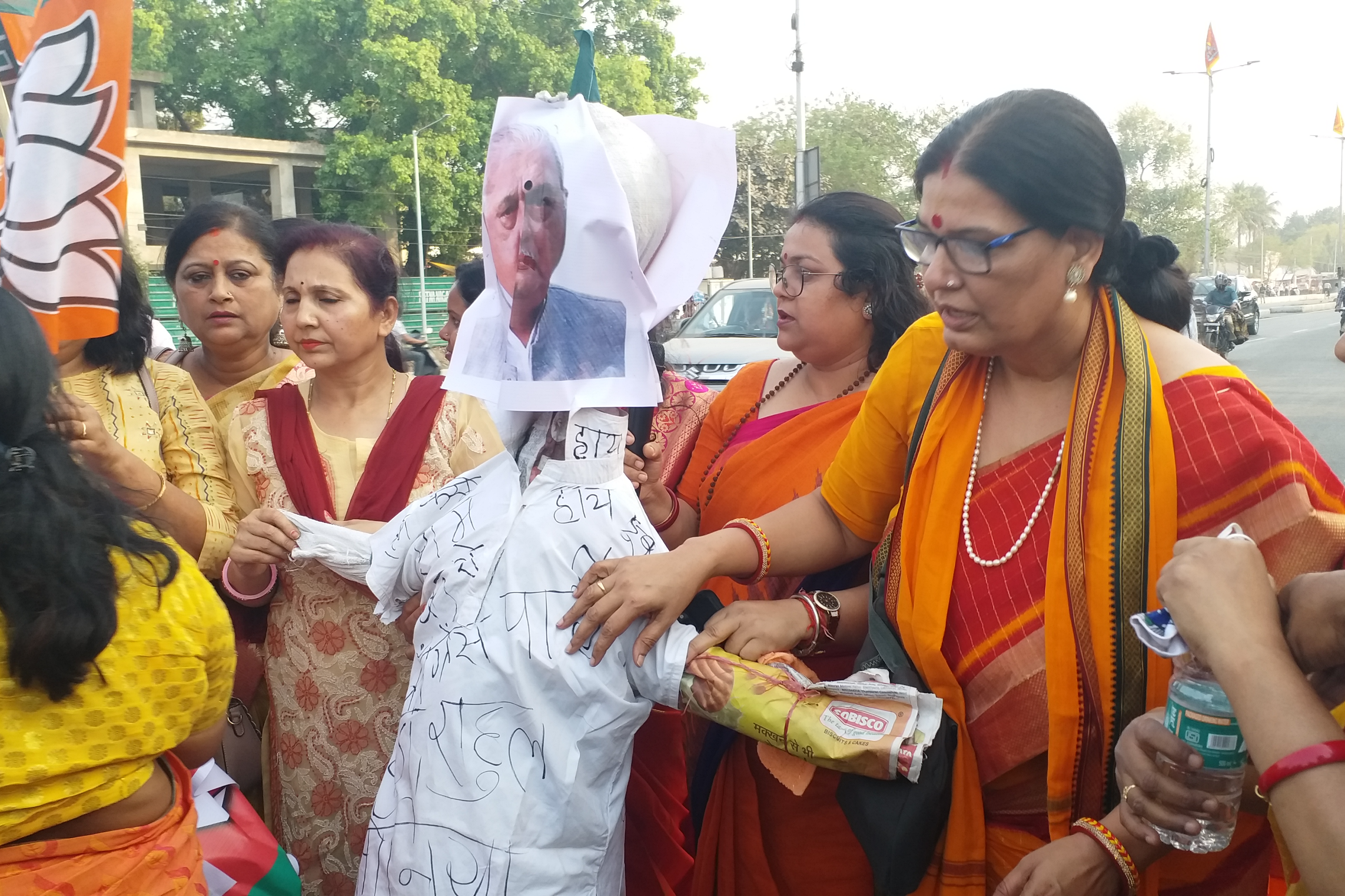 bjp mahila morcha burnt effigy